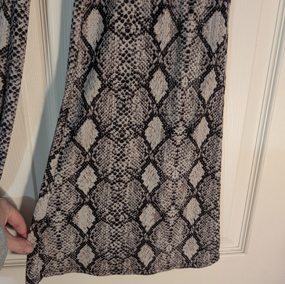 Black and Gray Snake Print Rib Knit Flare Pants Size L - Picture 2 of 4